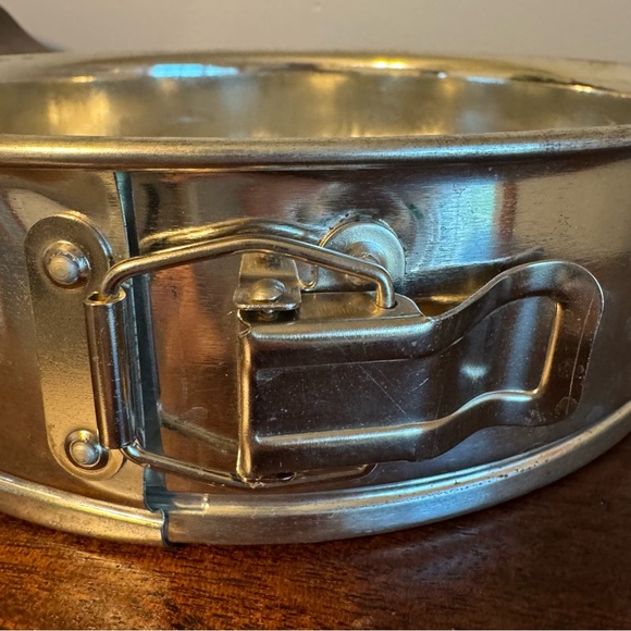 9" Pampered Chef Springform Pan - Picture 2 of 14